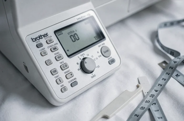 Gros plan sur le panneau de contrôle et l'écran LCD de la machine à coudre Brother Innov-is 15